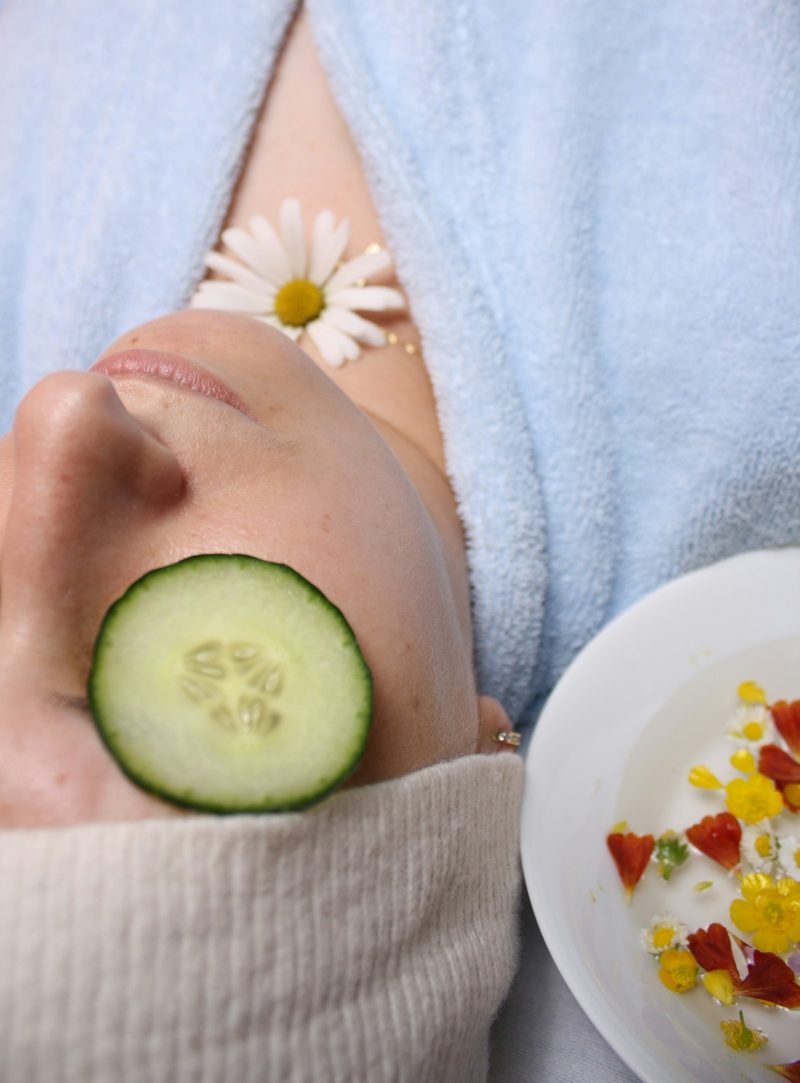 Ontspannend wellnessmoment met komkommerschijfjes en een zachte badjas